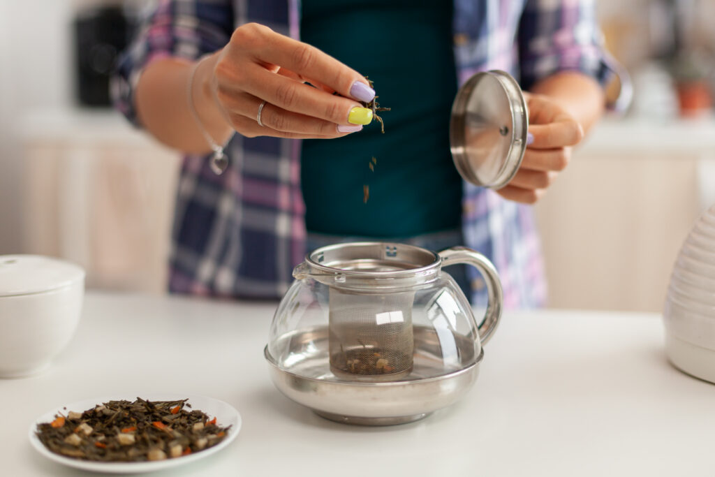 Cómo Conservar el Té en Hebras: El Secreto para que tu Blend Dure Meses Intacto 2 hebras de té
