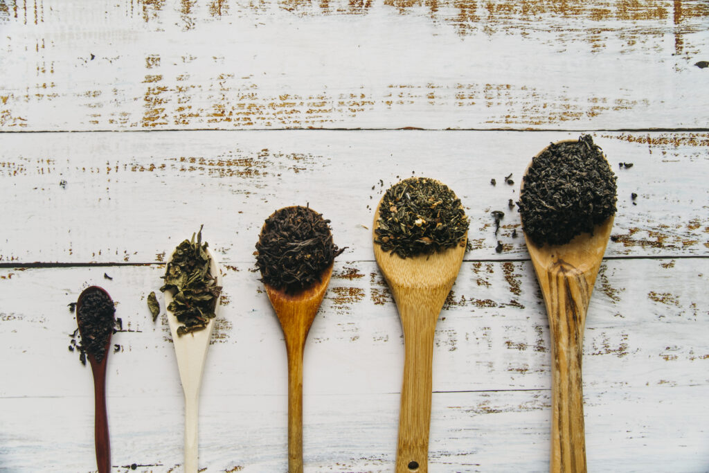 Té orgánico: la infusión que conecta con lo natural 2 te organico en cucharas